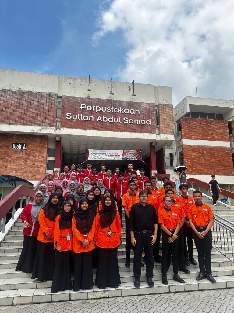 LAWATAN KE UPM Pelajar TechDKA melawat Universiti Putra Malaysia semasa program lawatan akademik dan taklimat inovasi teknologi maklumat.